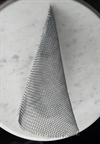 Finmasket tråd net . Du får 1 m x 60 cm. Maskestørrelse ca. 2,7 mm.