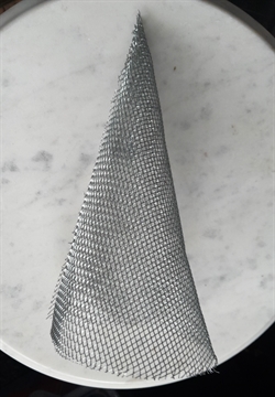Finmasket tråd net . Du får 1 m x 60 cm. Maskestørrelse ca. 2,7 mm.