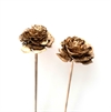 2 stk. Guld farvede cederroser på pind, Fine i dekorationer m.m Ø ca. 3 til 4 cm.