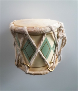 Tromme med snor antik, rustik look. H ca. 7 cm. Ø ca. 7,5 cm