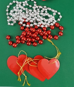 Dekorations hjerter og perler på snor.