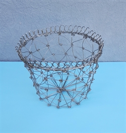 Tråd potte. Metal. Ø ca. 14 cm. Målt foroven. H 10 cm. Sølv.