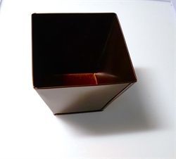 Brun metal skjuler. H 10 cm. Ø ca. 9 cm.