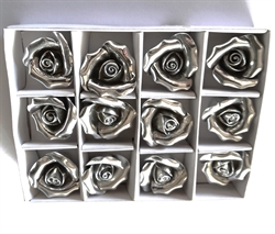 12 stk.  Keramik "sølv" farvet rose Ø ca. 3 cm.
