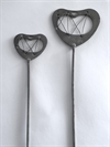 2 stk. Metal hjerter. Er i 2 varianter. Ø ca. 6 cm. Ø 4 cm. Højde ca. 30 cm.