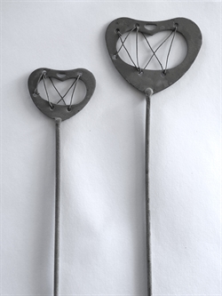 2 stk. Metal hjerter. Er i 2 varianter. Ø ca. 6 cm. Ø 4 cm. Højde ca. 30 cm.
