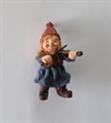 Blå nisse. Pige. Blue Gnome. H. 7 cm. H. 3 cm. Blå hue/ spiller violin. Røde sokker.