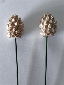 2 stk. Kogler på tråd. Fine i dekorationer Ca. H 3 cm. Champagne farvet.