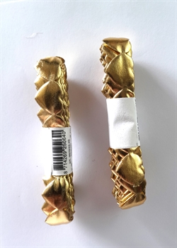 2 x 2 meter guld hjerter / bånd. Hjerterne måler ca. 2 cm.