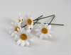 5 stk. dekorations blomster på tråd. Ø Ca.3,5 cm.  Velegnet som stikpynt i dekorationer m.m.