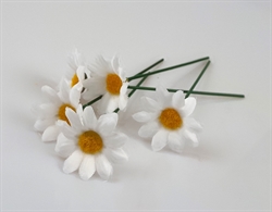 5 stk. dekorations blomster på tråd. Ø Ca.3,5 cm.  Velegnet som stikpynt i dekorationer m.m.