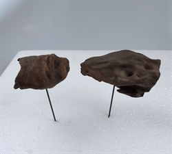 Træstykke på tråd fås i mange varianter, sendes ass. Ca. 4 til 6 cm. Natur. Pr. stk.