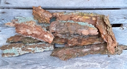 Natur. Bark stykker i forskellige længder. Lag på lag bark.