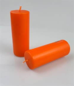 1 stk. Flot Orange dekorations lys. Stearin lys Ø 4 cm. H. 10 cm.