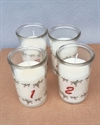  4 stk. advents hvide lys i glas, med røde tal, samt ranke med flag. Med tallene 1,2,3,og 4.  Ca. H. 10 cm. Ø 6 cm.