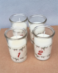  4 stk. advents hvide lys i glas, med røde tal, samt ranke med flag. Med tallene 1,2,3,og 4.  Ca. H. 10 cm. Ø 6 cm.