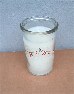 Lys i glas stage. Pyntet med Dansk flag ranke. H 10 cm. Ø bund ca. 5,5 cm.