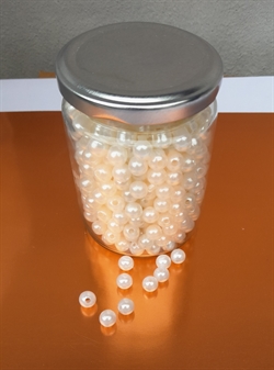 Perler i glas med låg. Ca. 100 g perler. Ø på perlerne ca.8 mm 