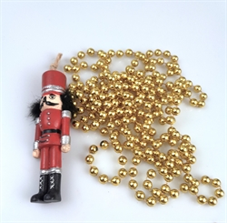 Rest. Soldat H. ca. 10 cm. + plast guldfarvede perler på snor 2 meter.