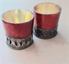 2 stk. Fyrfad glas Rustik , krakkeleret look. Med metal kant. H ca. 5,5 cm. Ø bund 5,5 cm.