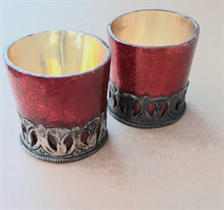 2 stk. Fyrfad glas Rustik , krakkeleret look. Med metal kant. H ca. 5,5 cm. Ø bund 5,5 cm.