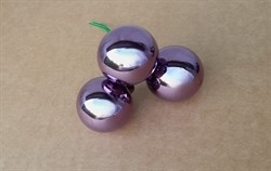 3 stk. Lilla blank glaskugler på tråd. kuglerne måler. ø 3 cm.