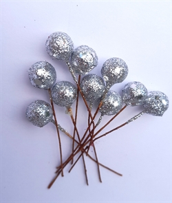 10 Stk. Sølvfarvede glitter  farvede dekorations bær på tråd. Ø på bærrene ca. 1 cm.