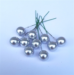 10 stk. dekorations bær på tråd.  Sølvfarvede. Ø ca. 1 cm.