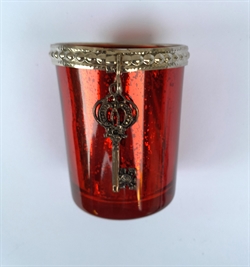 Rød. Fyrfad Metal /glas. Med nøgle. Rustik look. H ca. 7 cm. Ø 6 cm.