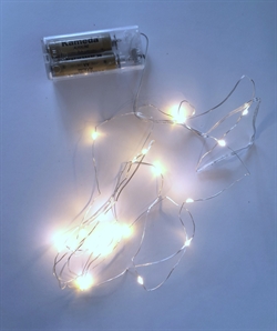 Lyskæde med 20 LED. Længde ca. 190 cm. Bruger 2 x AA batterier