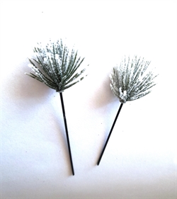 2 stk. Stikpynt på tråd  Grøn med kunstsne. Hovederne måler ca. 4 cm.