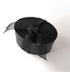 Sort gaveæske med låg. Sort bånd. Oval. Til ring / Halskæde / armbånd / kontanter m.m. Ca. L 9 cm H 5 cm.