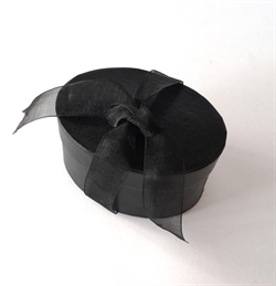 Sort gaveæske med låg. Sort bånd. Oval. Til ring / Halskæde / armbånd / kontanter m.m. Ca. L 9 cm H 5 cm.