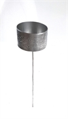 Fyrfad stage. Sølvfarvet. H. ca. 18 cm.