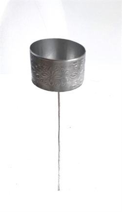 Fyrfad stage. Sølvfarvet. H. ca. 18 cm.