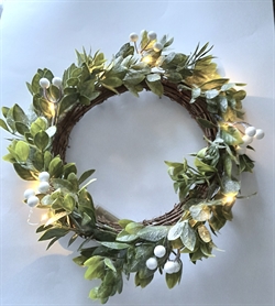 Dekorations krans med kunstige bær og blade med lys i kransen. Bruger batteri  2 stk. AA. Ø ca. 32 cm.