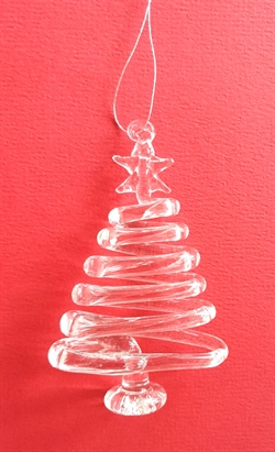 Et stk glas juletræ til ophængning. Ca. 8,5 x 5 cm.