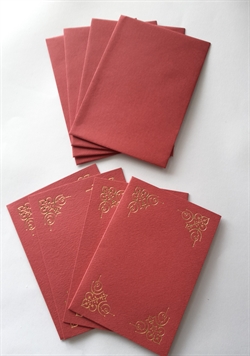  4 stk. kort + 4 stk. kuverter fra Romak. 15 x 10 cm. BORDEAUX 