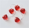 5 stk. Akryl røde hjerter med tråd. Ca. 2 cm. Tykkelse ca 1 cm.