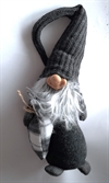 Nisse med grå høj strik hue. Mål fra knæk på huen Ca. 38 cm.