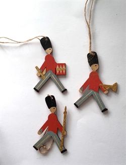 3 stk. Træ soldater. H ca. 9 cm. Julepynt. Til juletræ m.m. Flad bagside.