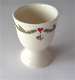 Mangler du lige et bæger til dit jule æg? Gran ranke med hjerter, flag m.m. Ca. H. 7 cm. 