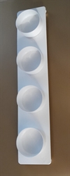 Hvid stage med plads til 4 stk. fyrfad lys. Længde ca. 25 cm. Metal hviler på små kugleben.