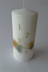 Advents lys. Med  guldfarvede tal. H. 15 cm. Ø ca. 7 cm.