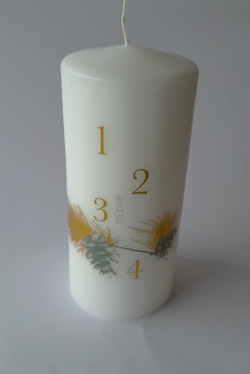 Advents lys. Med  guldfarvede tal. H. 15 cm. Ø ca. 7 cm.