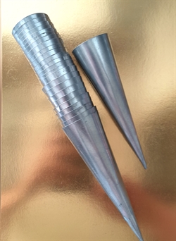 Fyrfad stager Zink farvede H. 15 cm. Det er ca. 5,60 kr. pr. stk.