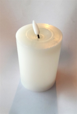 Kunstig lys. Voks. H.  ca.10 cm. Ø 7,5 cm. Bruger  2 x AA batterier.