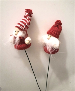1 stk. Nisse på tråd. Er i de viste varianter sendes ass. Højde på nissen ca. 8 cm + tråd.