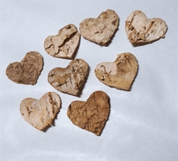 8 stk. Bark hjerter ø ca. 3,5 cm. Fine i dekorationer m.m.
