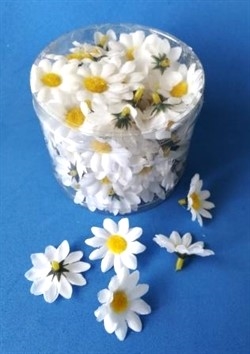 Ca. 100 stk.  Margurite blomster hoveder. Klip noget af stilken af og brug evt. blomsten til pynt på bordkort m.m.